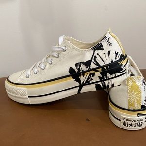 NWOT Chuck Taylor All Star Platform Women’s Size 8